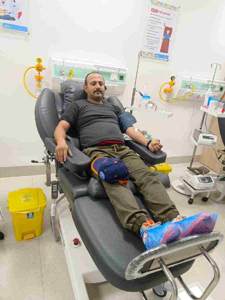 दून पुलिस ने फिर निभाया मानवता का फर्ज, वृद्ध महिला की सर्जरी हेतु रक्तदान कर की सहायता, एसएसपी कार्यालय में नियुक्त आरक्षी ने किया 75 वीं बार रक्तदान