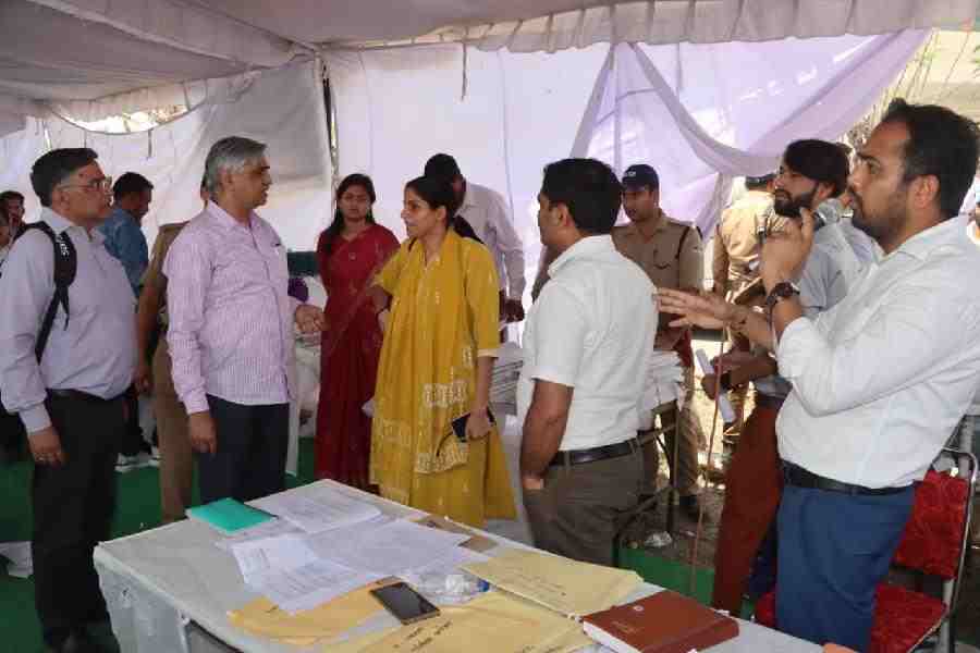 जिलाधिकारी/ जिला निर्वाचन अधिकारी श्रीमती सोनिका ने महाराणा प्रताप स्पोर्ट्स कॉलेज रायपुर में विधानसभावार बनाए गए, सामग्री वितरण स्थल का किया निरीक्षण