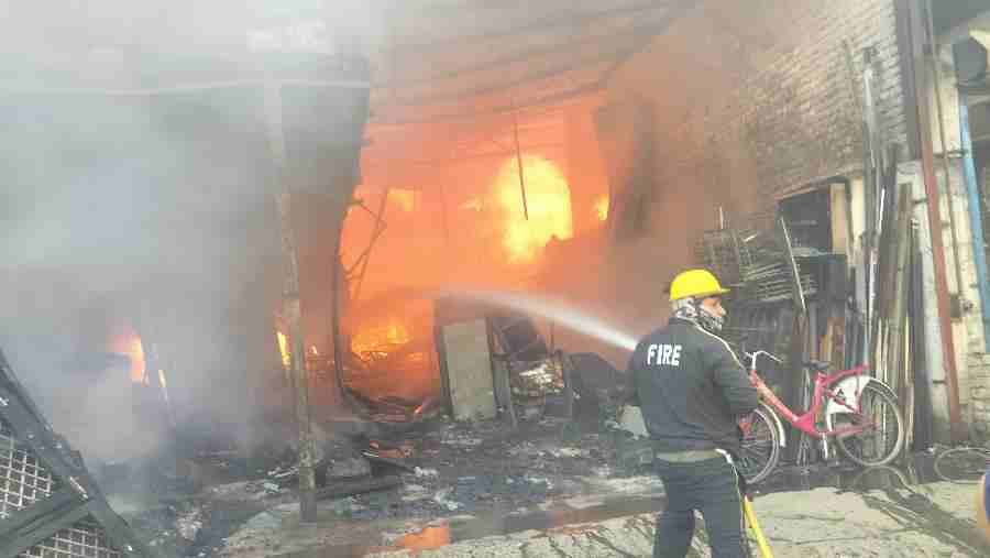 चूना भट्टा कबाड़ी मार्केट में गोदाम में लगी आग, लाखों का माल जलकर हुआ खाक