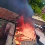 गोविंदगढ़ क्षेत्र के खुडबुड़ा स्तिथ झुग्गियों मे लगी भयानक आग, घरेलू सिलेंडरों के फटने के कारण हुआ हादसा, स्थानीय युवकों ने बचाई 3 बच्चों की जान, दमकल विभाग की गाड़ियों ने पाया आग पर काबू, 22 झुग्गियां जलकर हुई स्वाहा