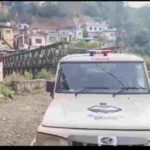 दून पुलिस अलर्ट मोड पर, भारी बारिश के चलते नदी नाले के किनारे रहने वाले लोगों को किया जा रहा है सचेत, लाउड हेलर के माध्यम से बारिश के दौरान नदी नालों के किनारे न जाने की दी जा रही है चेतावनी