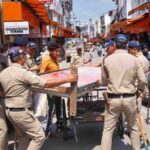 मुख्य बाजारों में अवैध अतिक्रमण के विरूद्ध चला दून पुलिस का डंडा, 60 से अधिक दुकानदारों के विरूद्ध की गई कार्यवाही