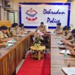 एसएसपी देहरादून द्वारा जनपद के समस्त राजपत्रित अधिकारियों के साथ की समीक्षा गोष्ठी, अपने- अपने क्षेत्रों में नियमित रूप से सत्यापन अभियान चलाते हुए संदिग्ध व्यक्तियों को चिन्हित करने हेतु किया निर्देशित