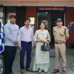दून पुलिस ने फिर निभाया मानवता का कर्त्तव्य, महिला का खोया हुआ पर्स व मोबाइल फोन ढूंढ कर लौटाई खुशियां