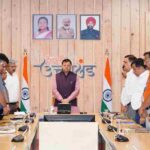 मुख्यमंत्री धामी ने उच्च अधिकारियों के साथ बैठक के दौरान गुजरात के अहमदाबाद में हुए विमान हादसे में जान गंवाने वालों को दी श्रद्धांजलि
