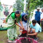 मुख्यमंत्री ने  एक पेड़ मां के नाम अभियान के अन्तर्गत अपनी माताजी के साथ किया पौधारोपण