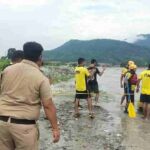 डाकपत्थर क्षेत्र में यमुना नदी के टापू में फंसे 11 व्यक्तियों को पुलिस ने सकुशल किया रेस्क्यू