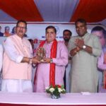 कैबिनेट मंत्री गणेश जोशी ने भाजपा प्रदेश अध्यक्ष महेन्द्र भट्ट को स्मृति चिन्ह देकर किया अभिनन्दन