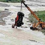 नदी के तेज बहाव के बीच फंसी थार कार को पुलिस ने JCB व क्रेन की सहायता से बाहर निकाल कर किया उसके मालिक के सुपुर्द