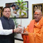 मुख्यमंत्री से मुख्यमंत्री आवास में महामंडलेश्वर स्वामी श्री यतींद्रानंद गिरी जी महाराज ने की शिष्टाचार भेंट