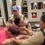सुनार की दुकान पर नशेड़ी महिला का हाई वोल्टेज ड्रामा, चोरी का लगा आरोप, पुलिस टीम के साथ भी की गाली-गलौज