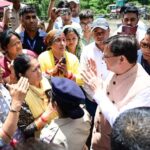 आपदा प्रभावित लोगों को देख सीएम धामी ने रुकवाया काफिला, प्रोटोकॉल तोड़ जनता के बीच पहुंचे सीएम धामी आपदा प्रभावितों की सुनी समस्याएं, हर संभव सहायता का दिया आश्वासन