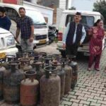 जिला प्रशासन ने आमवाला में अवैधरूप से गैस सिलेंडर रिफिलिंग के गोरखधंधे का किया भंडाफोड़, 34 सिलेंडर किये जब्त