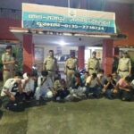 सार्वजनिक स्थानों पर शराब पीने वालों के विरुद्ध पुलिस ने चलाया अभियान, 40 शराबियों को हिरासत में लेकर पुलिस की बस सेवा से लाया गया थाने