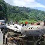 रुद्रप्रयाग जनपद के रतूड़ा पुलिस लाइन के पास चलती हुई गाड़ी पर अचानक गिरा विशाल बोल्डर, एक व्यक्ति की दुर्भाग्यपूर्ण मृत्यु ,तीन अन्य घायल