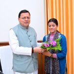 सीएम धामी से गैरसैंण (भराड़ीसैंण) में मुख्यमंत्री आदर्श ग्राम सारकोट की ग्राम प्रधान प्रियंका नेगी ने की भेंट, सारकोट में हुए विभिन्न विकास कार्यों के लिए मुख्यमंत्री का किया आभार व्यक्त