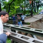 मुख्यमंत्री धामी ने राज्य आपदा परिचालन केंद्र से प्रदेशभर में हुई अतिवृष्टि की समीक्षा करने के बाद मसूरी रोड एवं किमाड़ी क्षेत्र का किया स्थलीय निरीक्षण