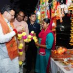 मुख्यमंत्री धामी ने चकराता रोड स्थित स्थानीय दुकानों से की दीपावली की खरीदारी, स्वदेशी उत्पादों को बढ़ावा देने का दिया संदेश