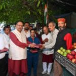 कैबिनेट मंत्री गणेश जोशी ने हाथीबड़कला बाजार में दुकानदारों से मुलाकात कर उन्हें दीपावली की दी बधाई