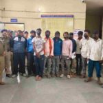सार्वजनिक स्थान पर शराब पीने वालों को दून पुलिस ने सिखाया कानून का पाठ, शराबियों की बारात लेकर फिर थाने पहुँची दून पुलिस की वाहन सेवा, सार्वजनिक स्थानों , सड़क किनारे शराब पीने वालों 24 लोगों को पुलिस ने लिया हिरासत में