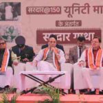 केंद्रीय रक्षा मंत्री राजनाथ सिंह के साथ मुख्यमंत्री धामी ने साधली, बड़ोदरा, गुजरात में सरदार@150 यूनिटी मार्च के अंतर्गत आयोजित सरदार गाथा कार्यक्रम में के किया प्रतिभाग