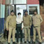 नशे में दीवार पर चढ़कर हंगामा करने वाले अभियुक्त को पुलिस ने लिया हिरासत में