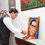 मुख्यमंत्री धामी ने भारतीय संविधान के निर्माता भारत रत्न बाबा साहेब डॉ. भीमराव आंबेडकर की पुण्यतिथि पर मुख्यमंत्री आवास में उनके चित्र पर किये श्रद्धासुमन अर्पित