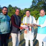 मुख्यमंत्री धामी को सल्ट विधायक महेश सिंह जीना ने भेंट किए उत्तराखंड के पारंपरिक पहाड़ी उत्पाद, मुख्यमंत्री बोले-औपचारिक भेंटों में स्थानीय उत्पादों को दें प्राथमिकता