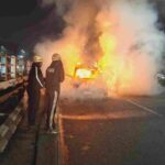 रिस्पना पुल पर चलती कार में लगी आग, पुलिस की तत्परता से टला बड़ा हादसा, चार युवकों की बची जान