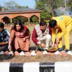 मुख्यमंत्री ने सपरिवार ट्यूलिप के बल्ब रोपे, मुख्यमंत्री आवास परिसर के उद्यान में 17 प्रजातियों के चार हजार ट्यूलिप उगाने की मुहिम का किया शुभारंभ