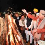 मुख्यमंत्री धामी ने नगला तराई रोड हर्षु इंक्लेव में सुमित गुम्बर के आवास पहुँचकर सार्वजनिक लोहड़ी समारोह में किया प्रतिभाग, सभी को लोहड़ी पर्व की दी बधाई व शुभकामनायें