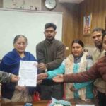 विधुत आउटसोर्स संविदा कर्मचारीयों ने की कैंट विधायक श्रीमती सविता कपूर से मुलाकात, सौंपा ज्ञापन