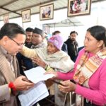 मुख्यमंत्री धामी ने खटीमा भ्रमण के दूसरे दिन कैंप कार्यालय लोहियाहेड व हेलीपेड में जनप्रतिनिधियों व जनता से मुलाकात कर जनसमस्याएं सुनी, अधिकारियों को समस्याओं का समाधान करने के दिए निर्देश