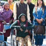 कैबिनेट मंत्री गणेश जोशी ने गरीब एवं असहाय परिवार के दिव्यांग बुजुर्ग को व्हीलचेयर की भेंट