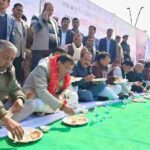 टनकपुर में संस्कृति और समरसता का उत्सव, मुख्यमंत्री ने लिया खिचड़ी प्रसाद, माघ खिचड़ी भोज में मुख्यमंत्री धामी, खड़ी होली की धुनों पर झूम उठा टनकपुर