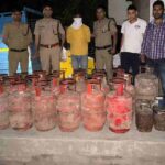 रसोई गैस संकट के बीच गैस सिलेंडरों की कालाबाजारी का खुलासा, गैस सिलेंडरों की कालाबाजारी/अवैध बिक्री में संलिप्त 1 अभियुक्त को पुलिस ने चेकिंग अभियान के दौरान किया गिरफ्तार