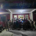 सड़क किनारे खुलेआम शराब पीने वाले शराबियों को दून पुलिस ने सिखाया कानून का पाठ