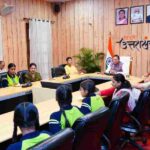 मुख्यमंत्री ने बालिकाओं के साथ प्रधानमंत्री के मन की बात के 134 वें संस्करण को सुना