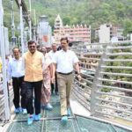 मुख्य सचिव उत्तराखंड ने टिहरी गढ़वाल में बजरंग सेतु एवं हिलान्स हिमालयन भोजनालय का किया निरीक्षण