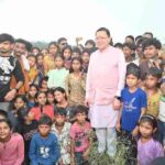 मुख्यमंत्री धामी को अपने बीच पाकर बच्चे हुए उत्साहित, जमकर खिंचवाईं तस्वीरें