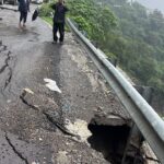देहरादून मसूरी मोटर मार्ग के किमी-20 पर सड़क का बड़ा हिस्सा धंसा, प्रशासन ने रास्ता किया बंद