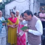 मुख्यमंत्री धामी ने ‘लोकल फॉर वोकल’ को दिया प्रोत्साहन, लोहियाहेड में पैदल पहुंचकर स्थानीय स्टॉल पर लिया टिकी का स्वाद