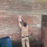 ढोल- नगाड़ो के साथ अपराधियों की पोल खोलती दून पुलिस, वांछित/ईनामी अभियुक्तों के विरुद्ध दून पुलिस की कार्रवाई लगातार जारी, जानलेवा हमले के अभियोग मे फरार अभियुक्त की संपत्ति कुर्की की उदघोषणा करने उसके घर पहुँची पुलिस