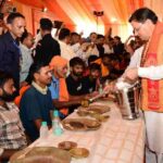 मुख्यमंत्री धामी ने श्रद्धालुओं को अपने हाथों से परोसा भोजन, पुष्पवर्षा और चरण प्रक्षालन के साथ देवभूमि ने किया शिवभक्त कांवड़ियों का अभिनंदन, पाँच पुलिसकर्मियों एवं पाँच पर्यावरण मित्रों को सराहनीय सेवाओं के लिए किया सम्मानित