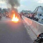 गंगाजल ले जा रहे कांवड़ियों की चलती बाइक में लगी आग,मौके पर मची अफरा-तफरी