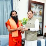 मुख्यमंत्री पुष्कर सिंह धामी से मुख्यमंत्री आवास में बाबा रामदेव ने की भेंट