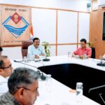 मुख्य सचिव ने जिलाधिकारियों के साथ वीडियो कॉन्फ्रेंसिंग के माध्यम से की समीक्षा बैठक, सरकारी परिसंपत्तियों की अनिवार्य मैपिंग और जियोफेंसिंग के दिए निर्देश