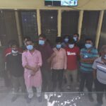 “दून पुलिस की वाहन सेवा का लाभ लेकर फिर थाने पहुँची शराबियों की बारात, सड़क किनारे खुले में शराब पीने वाले शराबियों को दून पुलिस ने सिखाया कानून का पाठ