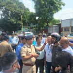 एसएसपी दून के निर्देशों पर दून पुलिस ने चलाया सड़क सुरक्षा जागरूकता अभियान, आमजन को यातायात नियमों के महत्व के प्रति किया जागरुक, बिना हेलमेट के दो पहिया वाहन चलाने वालो के विरुद्ध चालान की कार्रवाई करते हुए वितरित किए निशुल्क हेलमेट