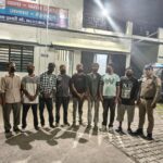 सड़क किनारे खुले में शराब पीने वाले शराबियों को दून पुलिस ने सिखाया कानून का पाठ, 8 व्यक्तियों को पुलिस ने लिया हिरासत में